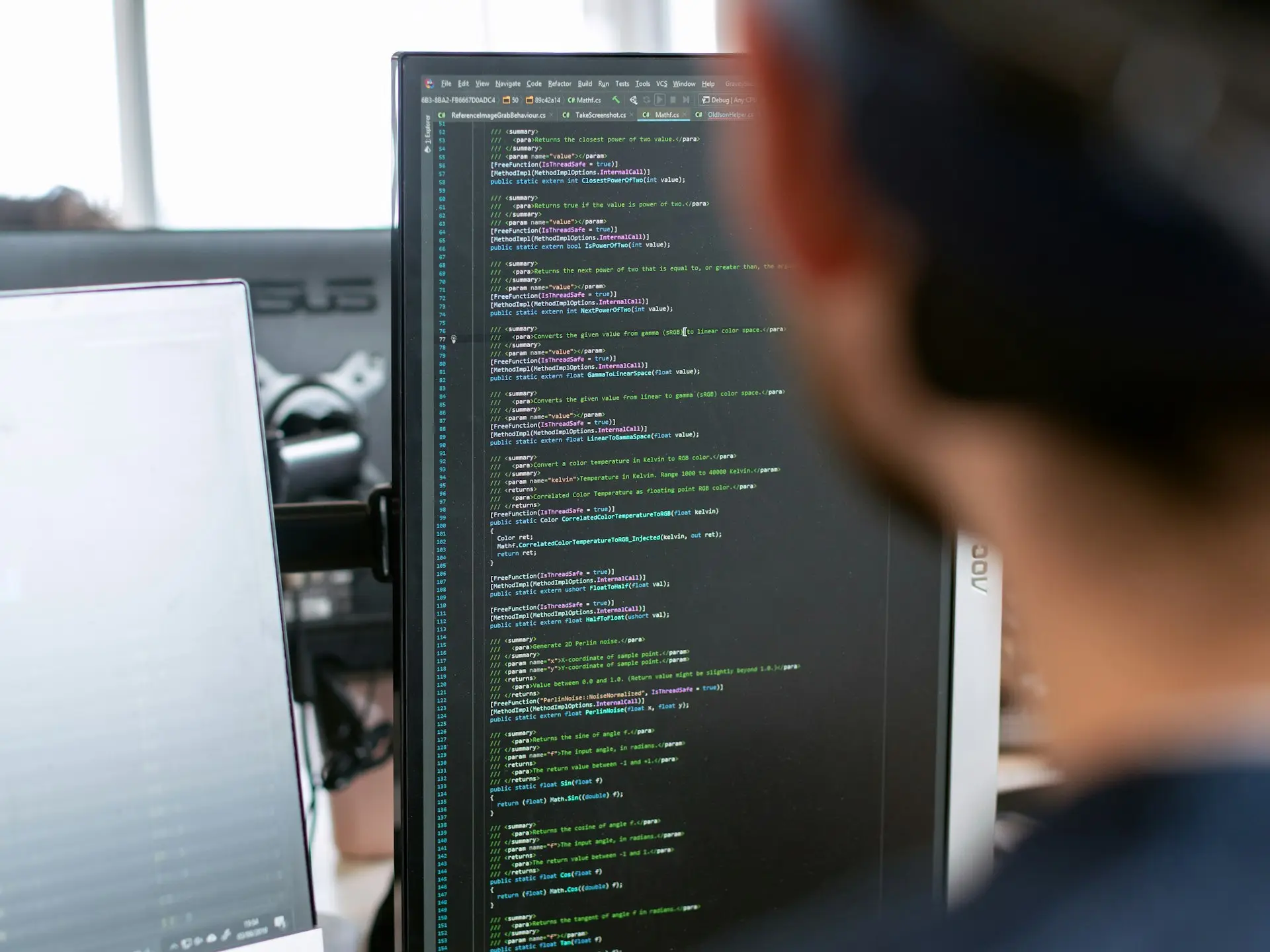 Entwickler vor einem Bildschirm mit Programmcode