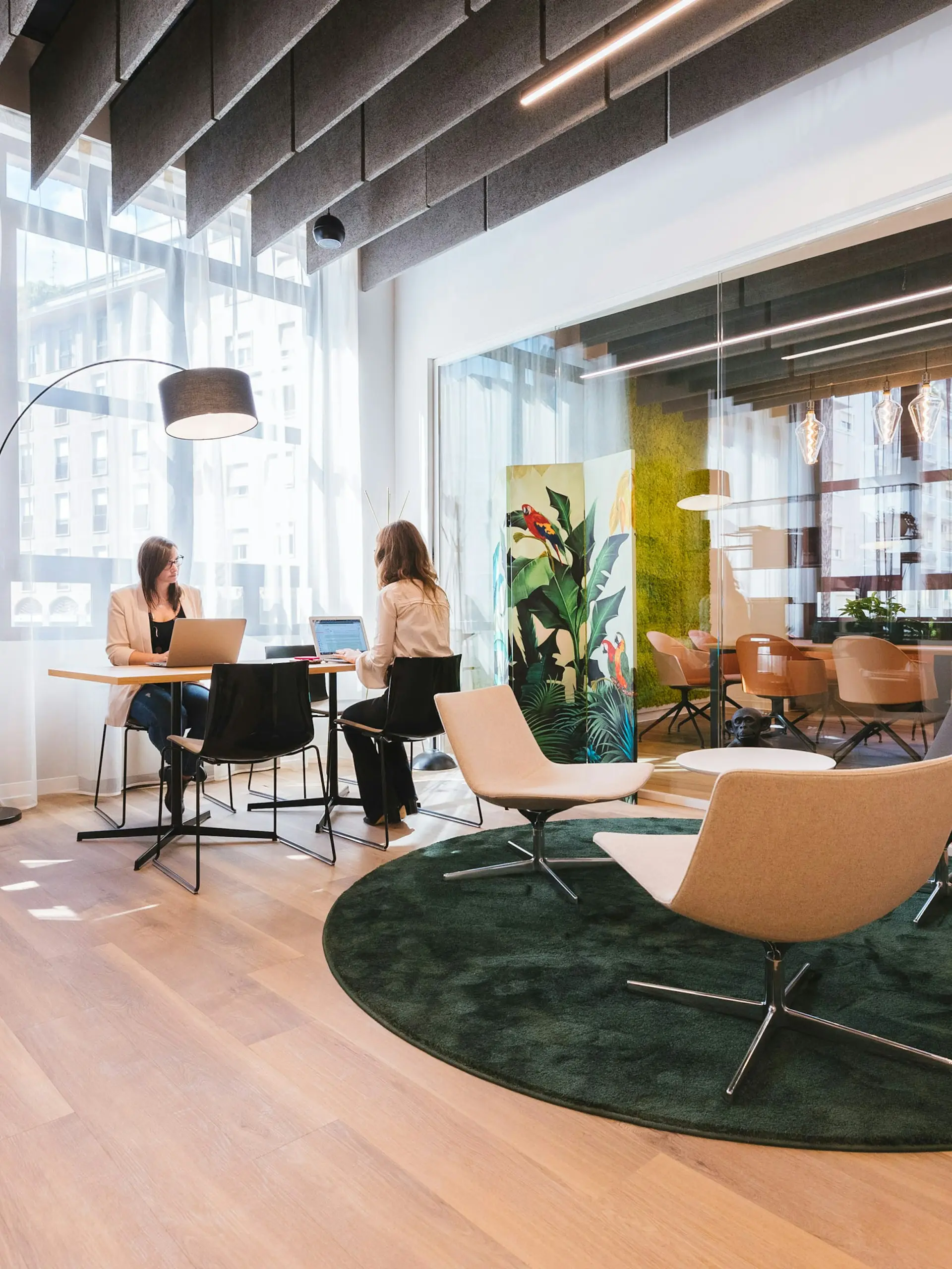 Modernes Büro mit Loungebereich, Pflanzen und warmem Holz