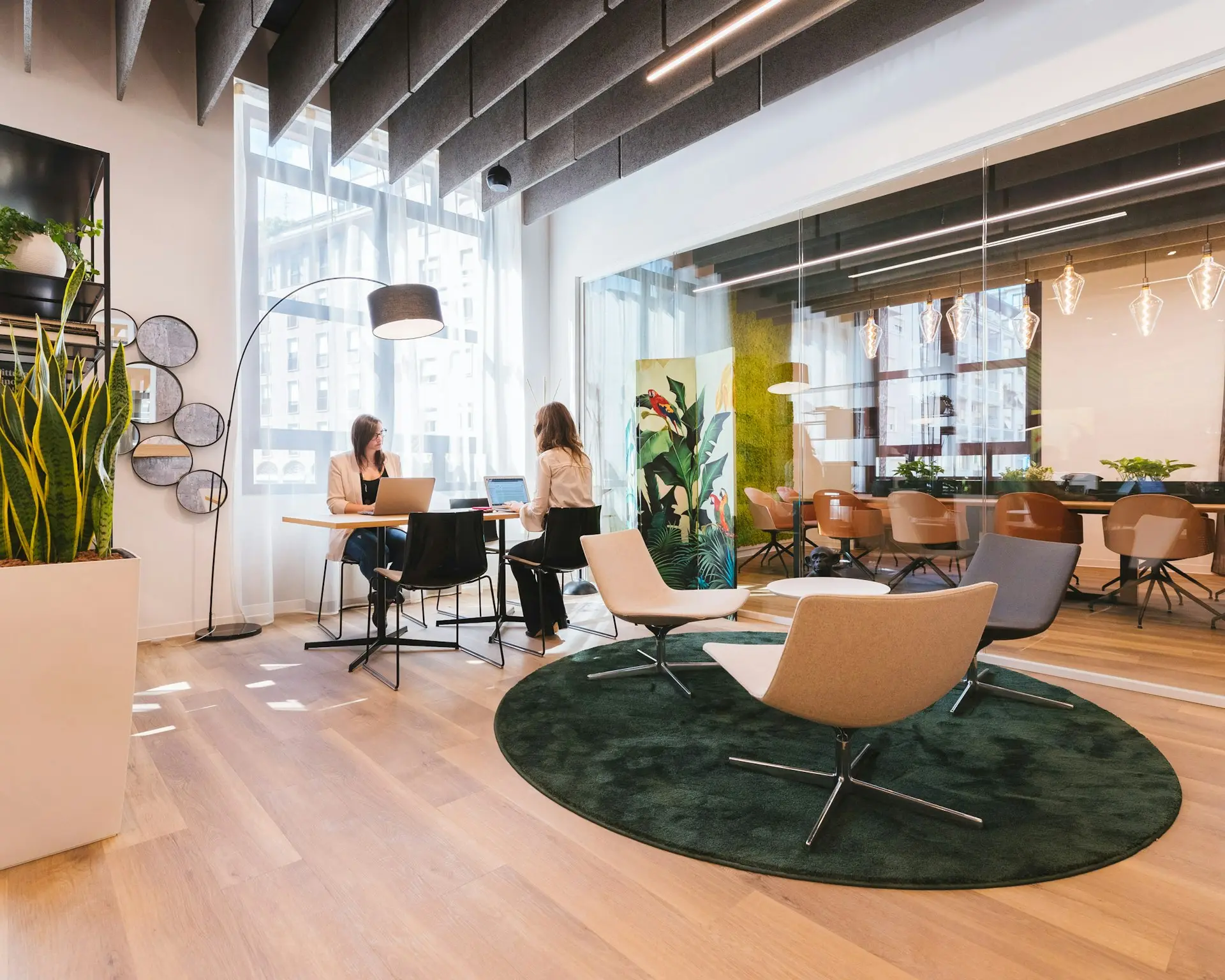 Modernes Büro mit Loungebereich, Pflanzen und warmem Holz