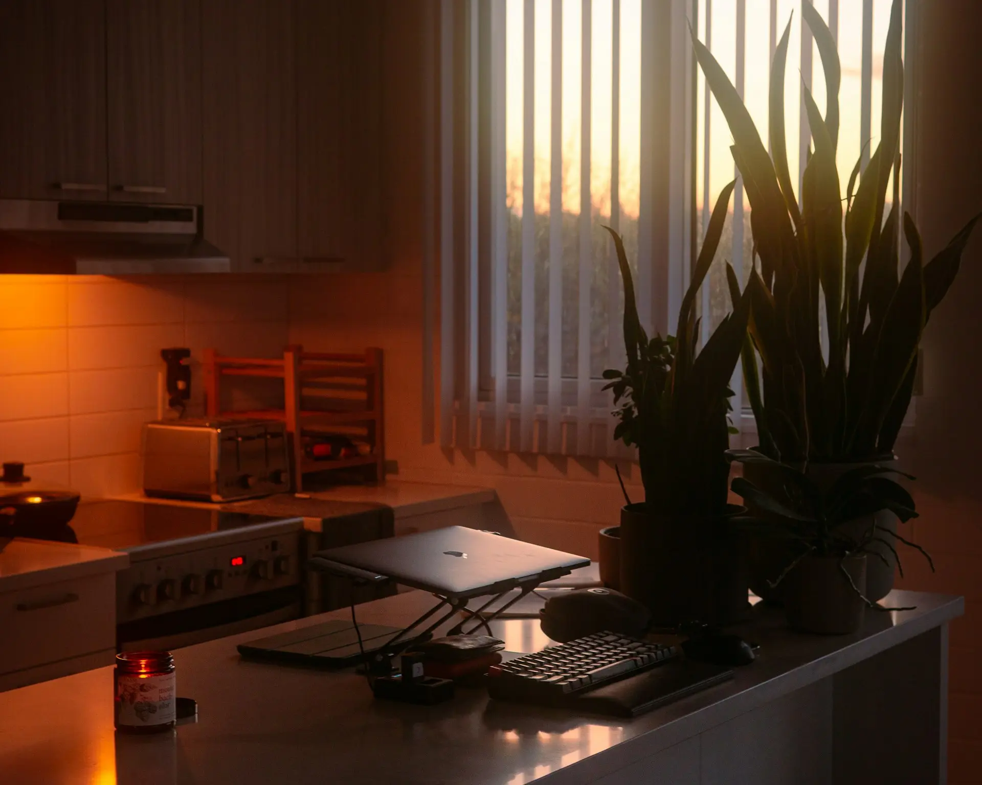 Moderne Küche mit warmem Gegenlicht am Abend